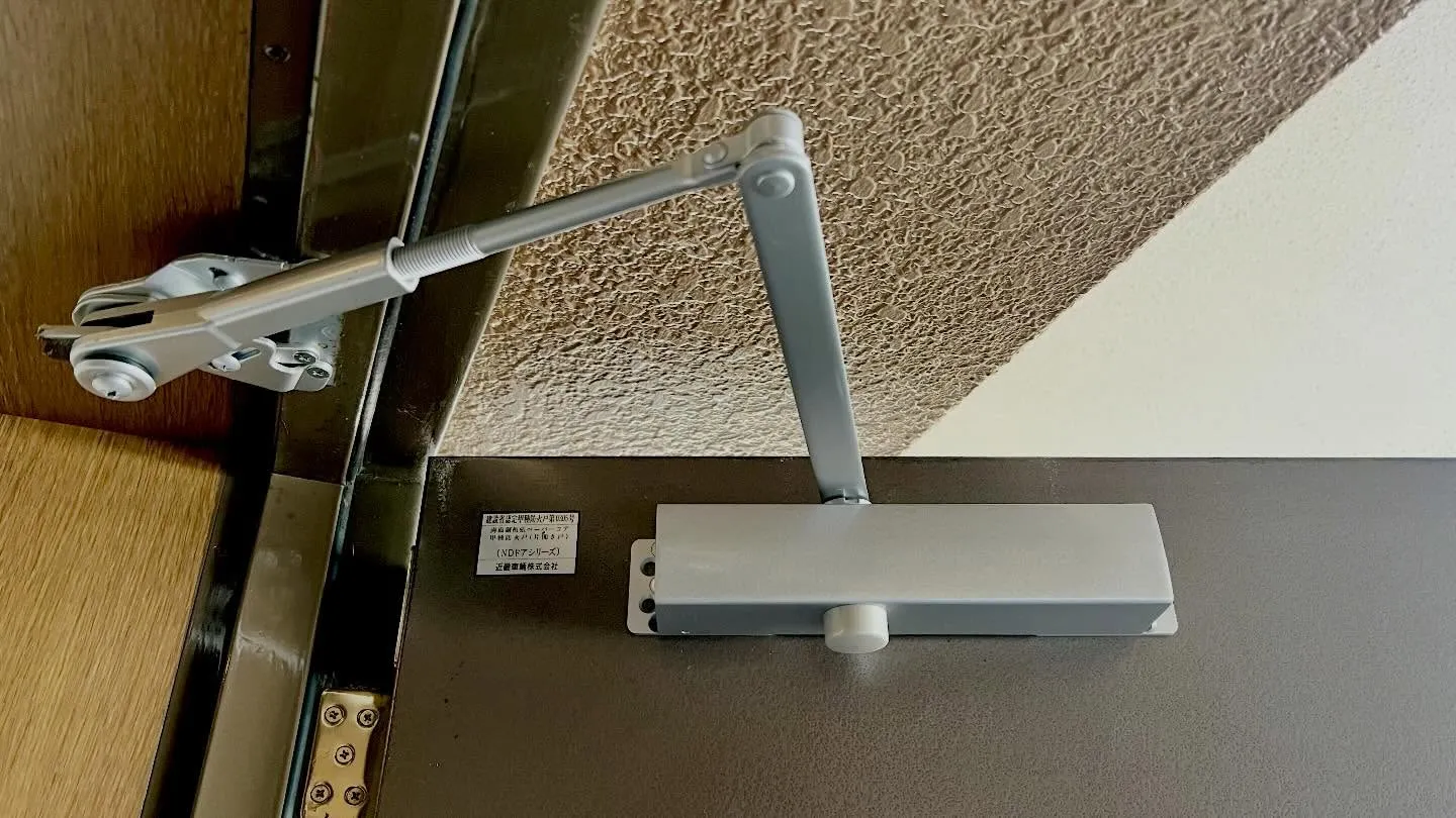 【油漏れドアクローザーを30分で交換。