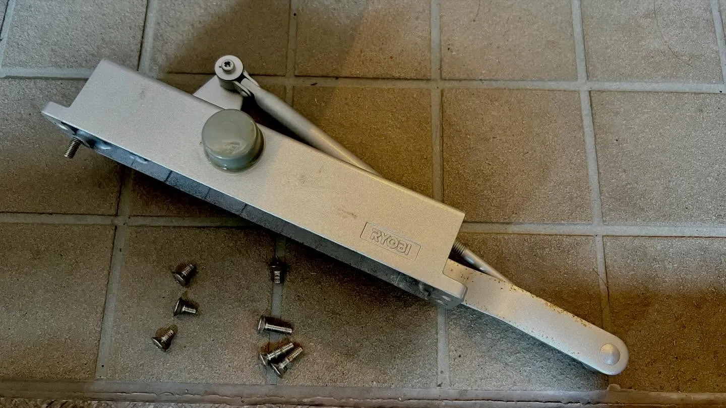 【油漏れドアクローザーを30分で交換。