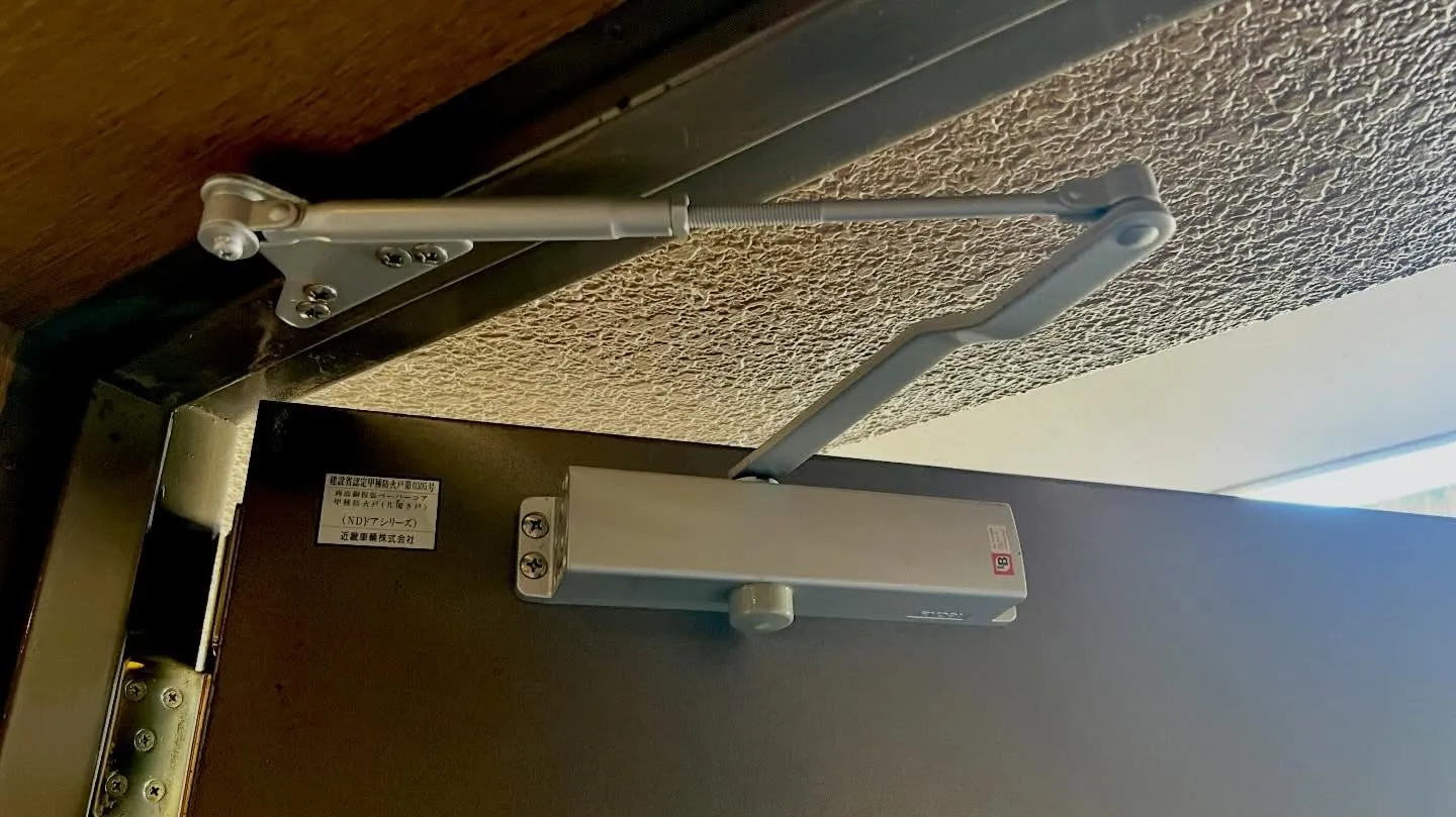 【油漏れドアクローザーを30分で交換。