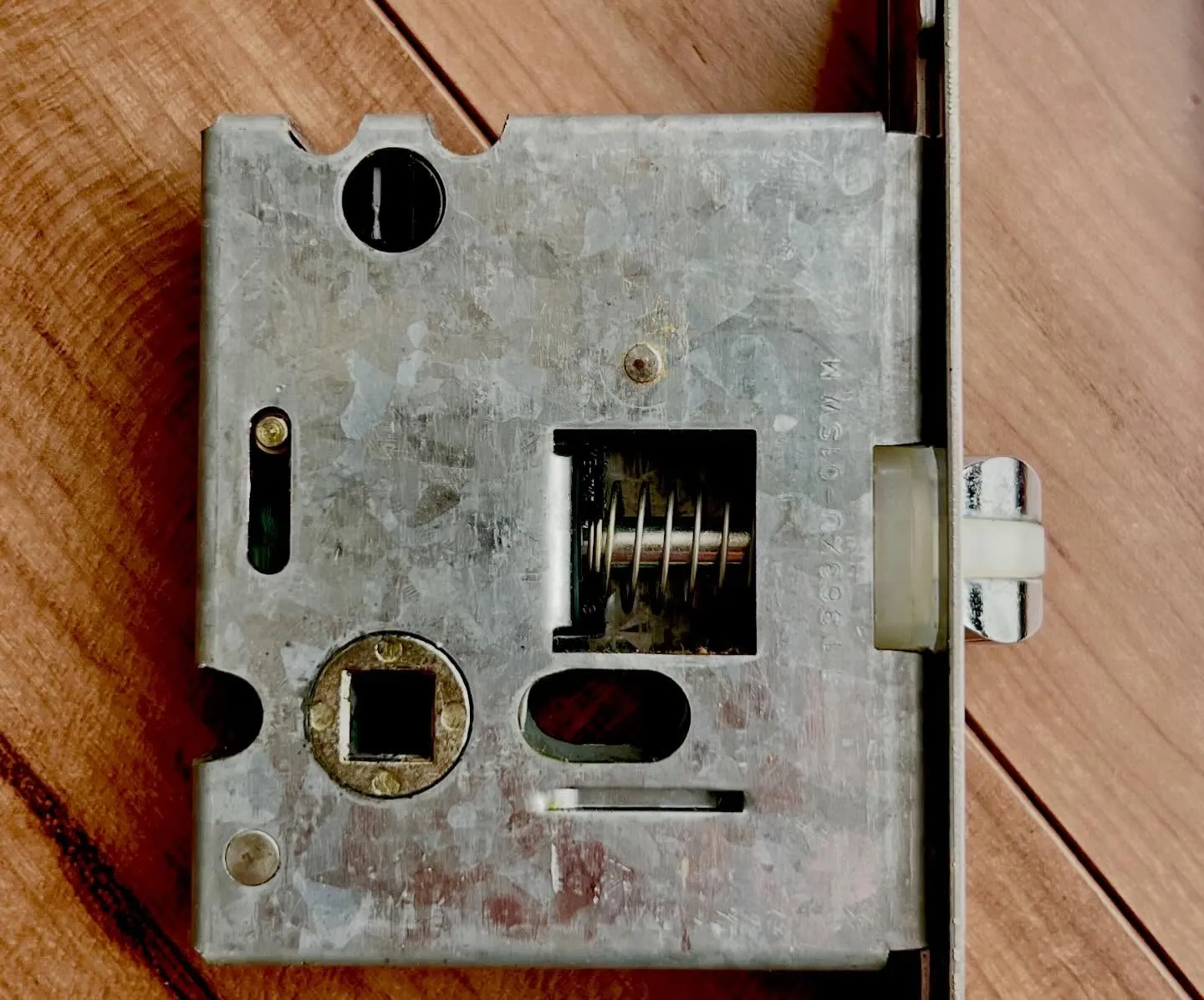 【10年放置されていたトイレ錠、ついに復活へ。