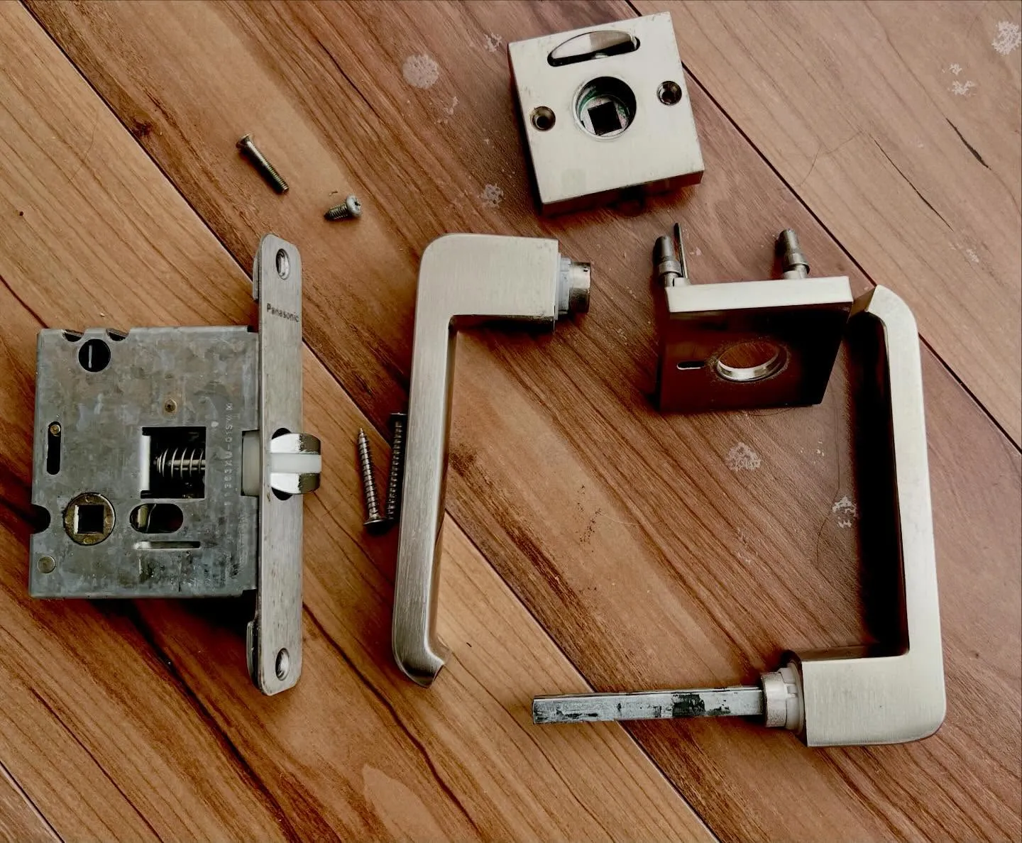 【10年放置されていたトイレ錠、ついに復活へ。