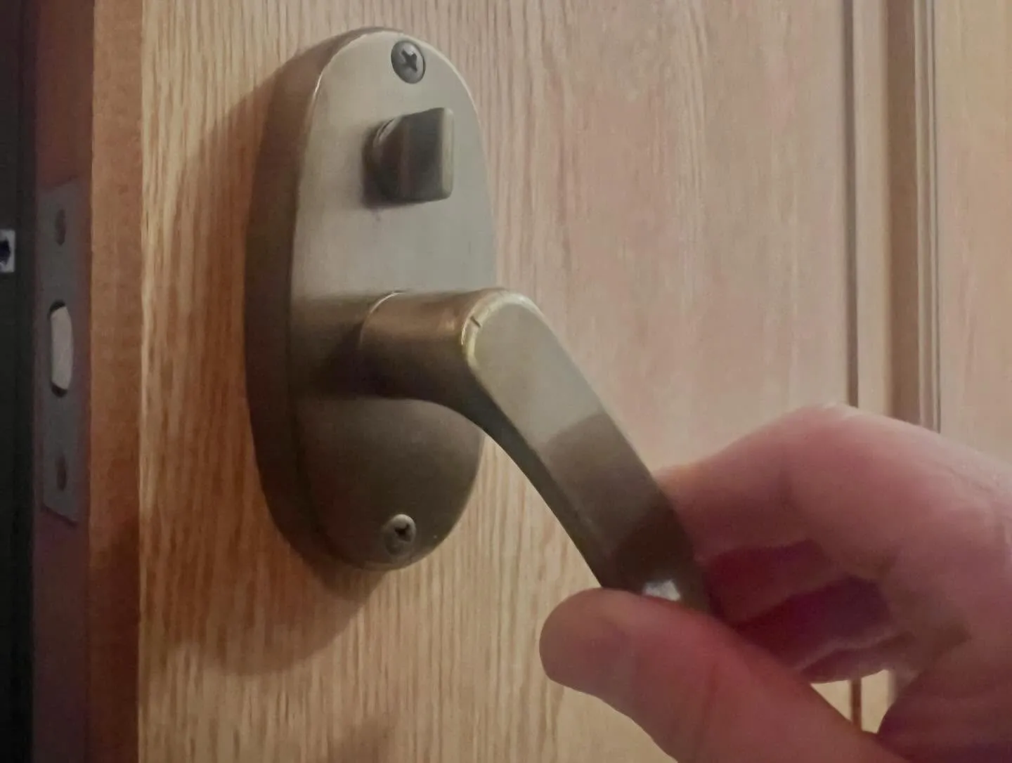 【下げても開かず、上げたら開く…トイレドアの不具合の正体】