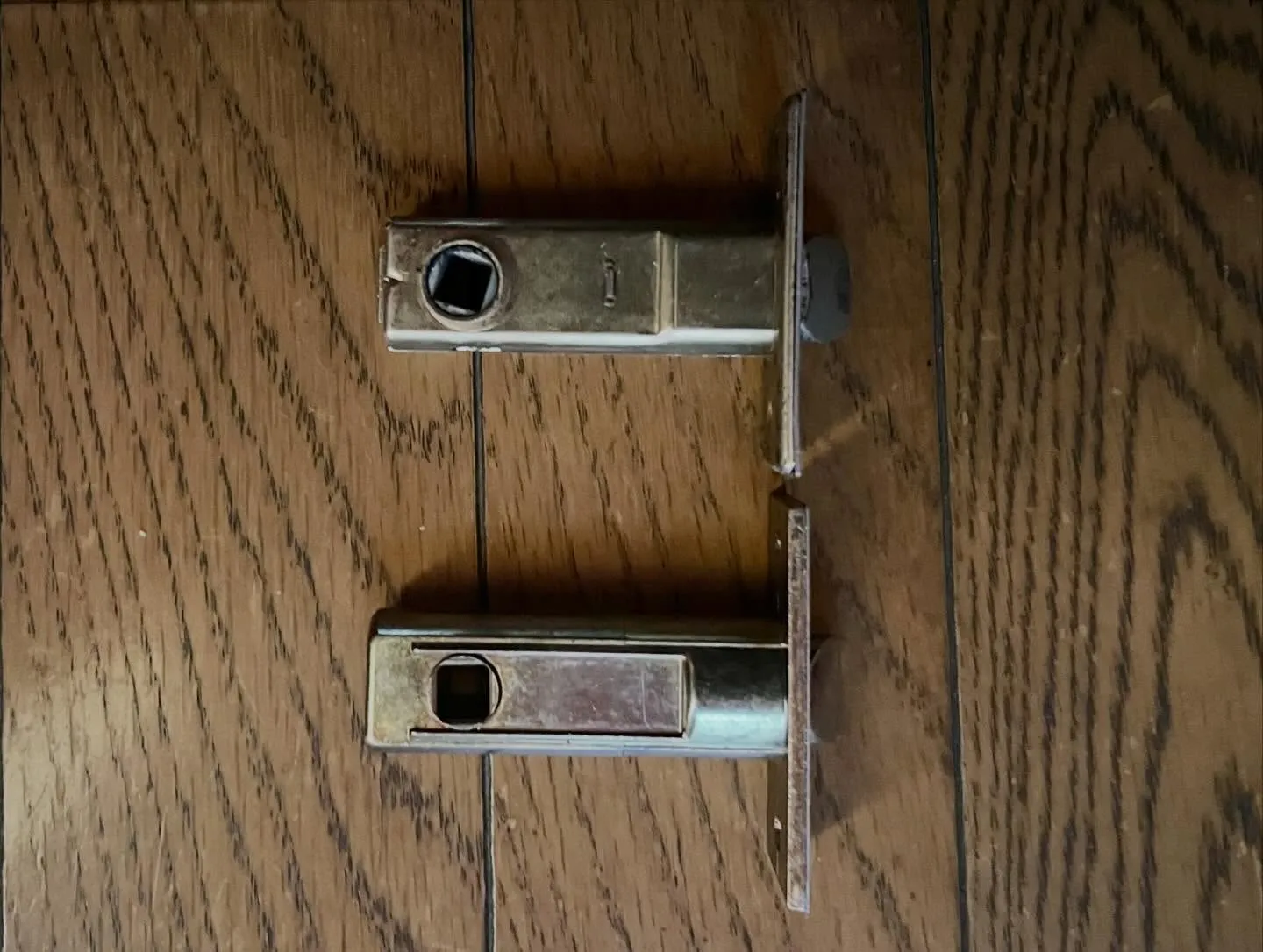 【下げても開かず、上げたら開く…トイレドアの不具合の正体】