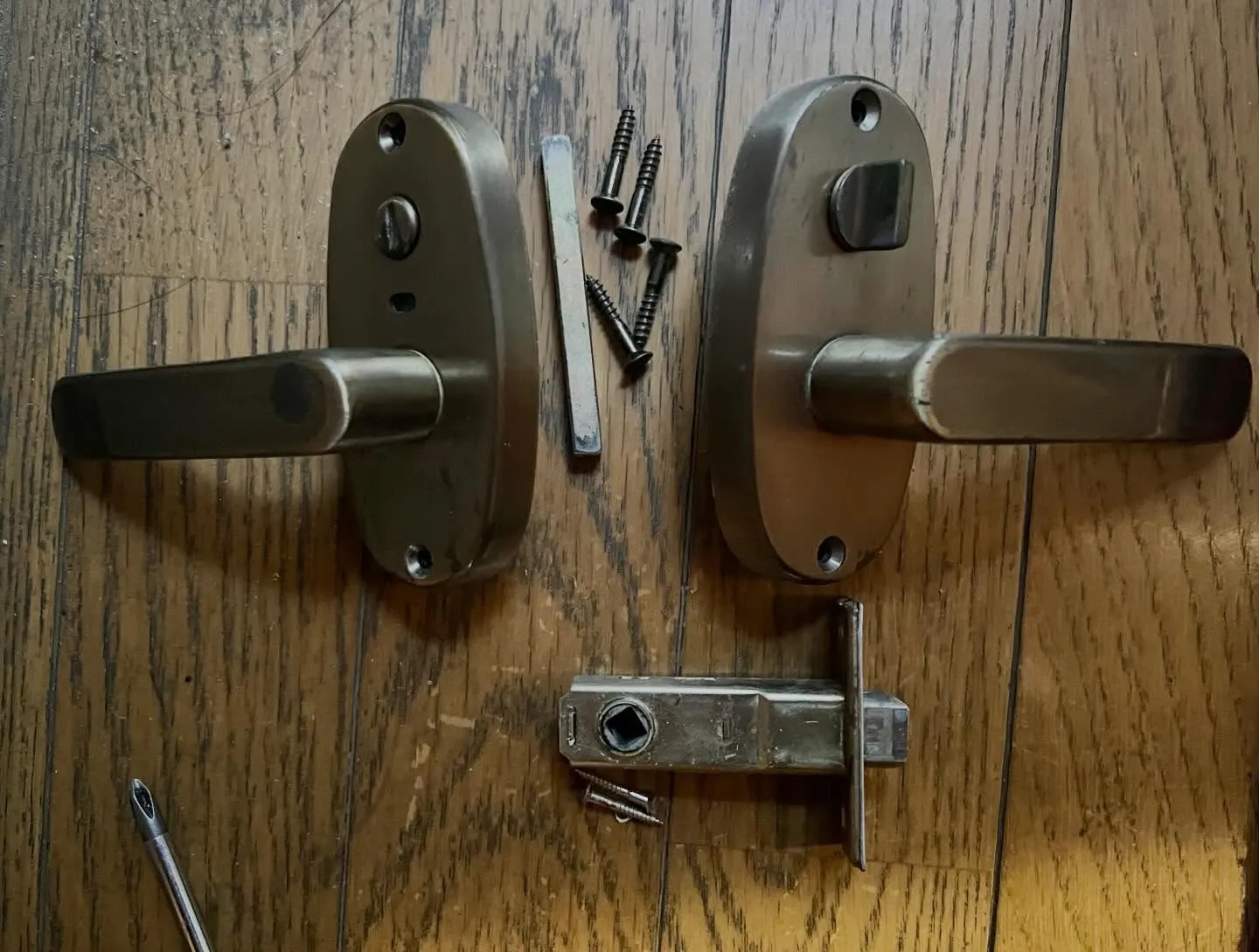 【下げても開かず、上げたら開く…トイレドアの不具合の正体】