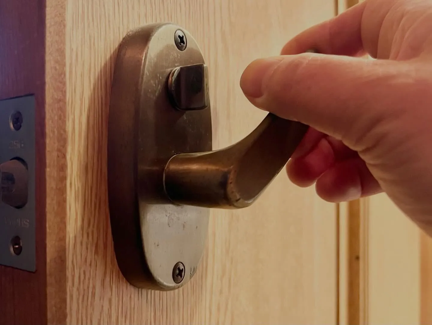 【下げても開かず、上げたら開く…トイレドアの不具合の正体】