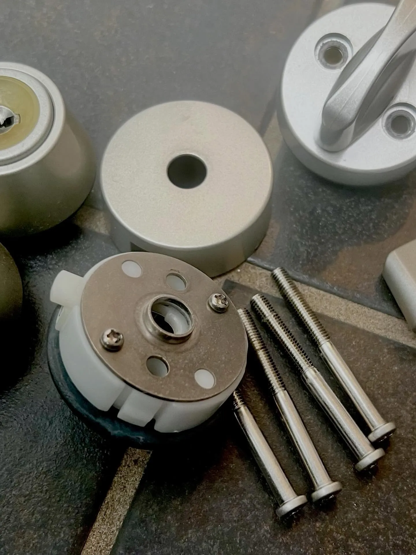 【玄関の鍵が回りにくくなる原因と交換対応について】