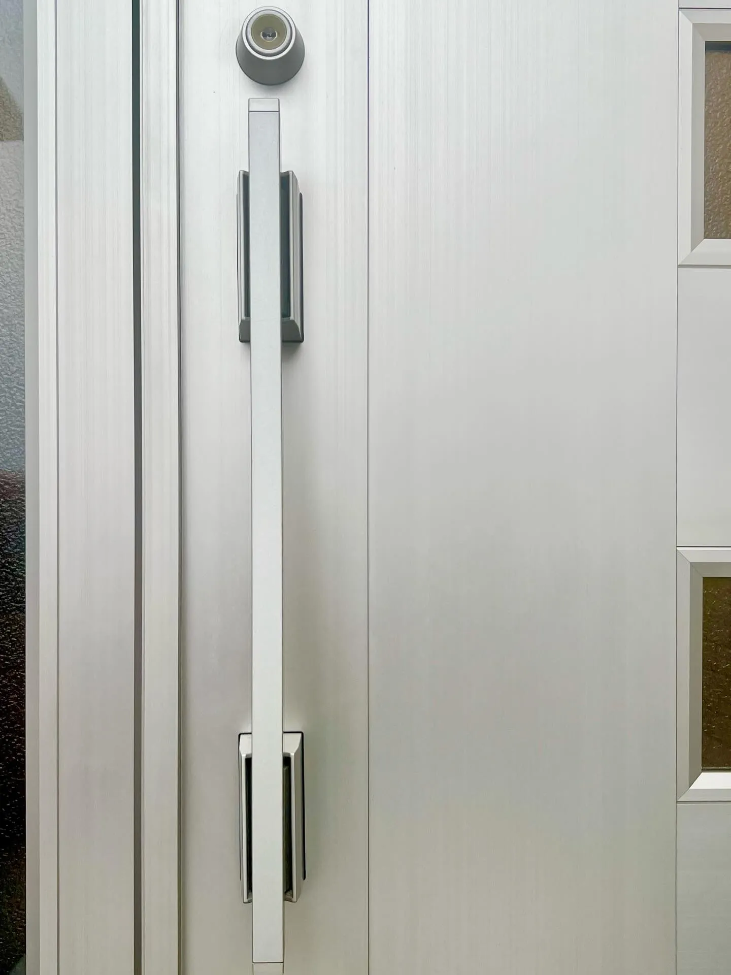 【玄関の鍵が回りにくくなる原因と交換対応について】