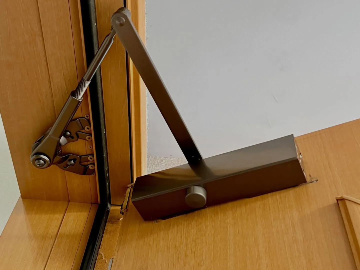 「落下寸前のドアクローザーを緊急対応し、安全に復旧しました」