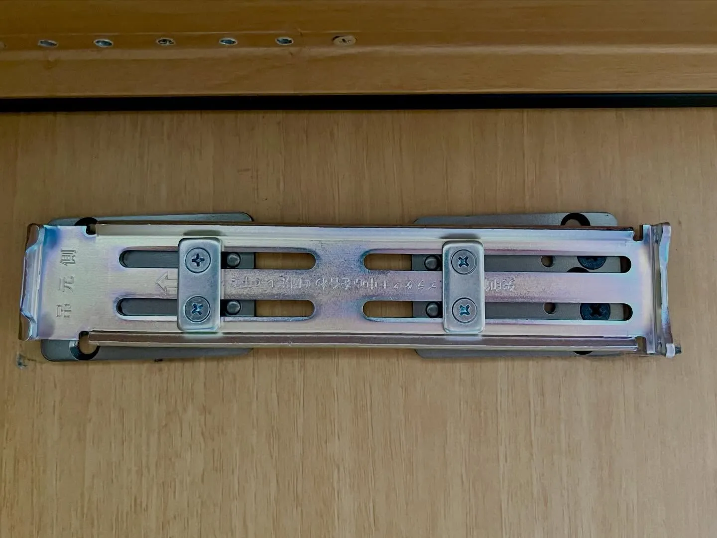 「落下寸前のドアクローザーを緊急対応し、安全に復旧しました」