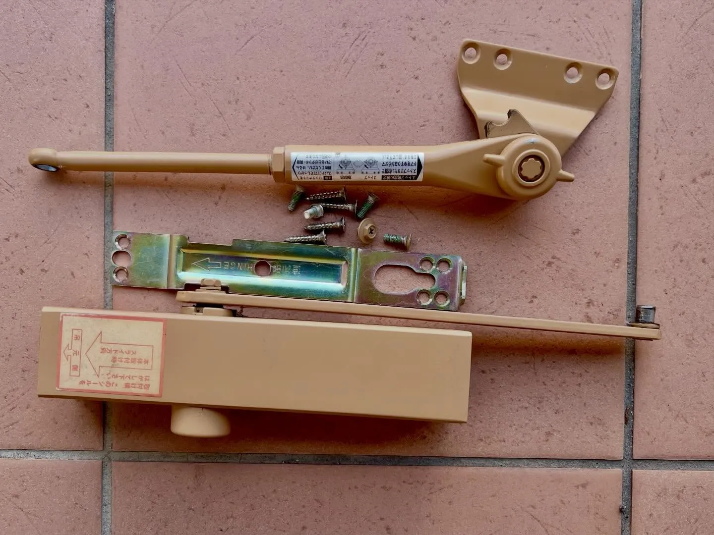 「落下寸前のドアクローザーを緊急対応し、安全に復旧しました」