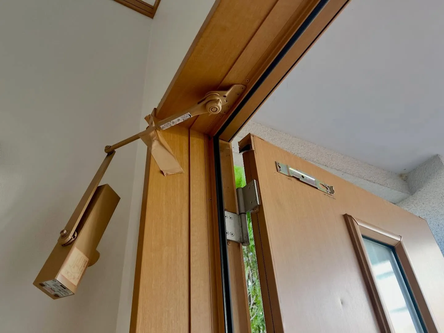 「落下寸前のドアクローザーを緊急対応し、安全に復旧しました」