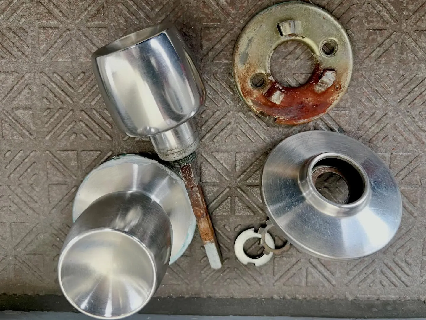 【無駄な出費はさせません抜けそうなドアノブ、最小コストで直し...