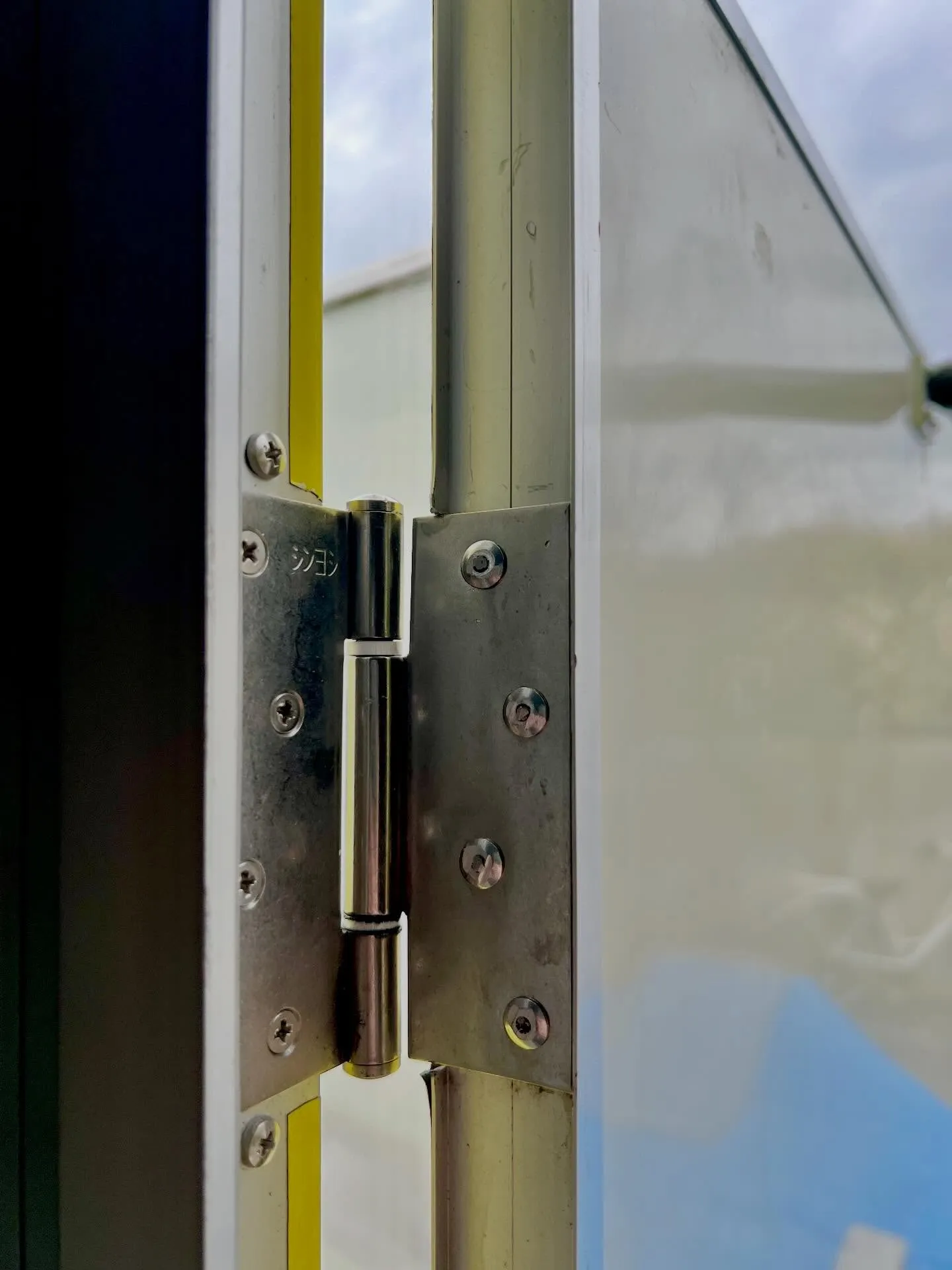 【ドア蝶番のネジが再び外れる。