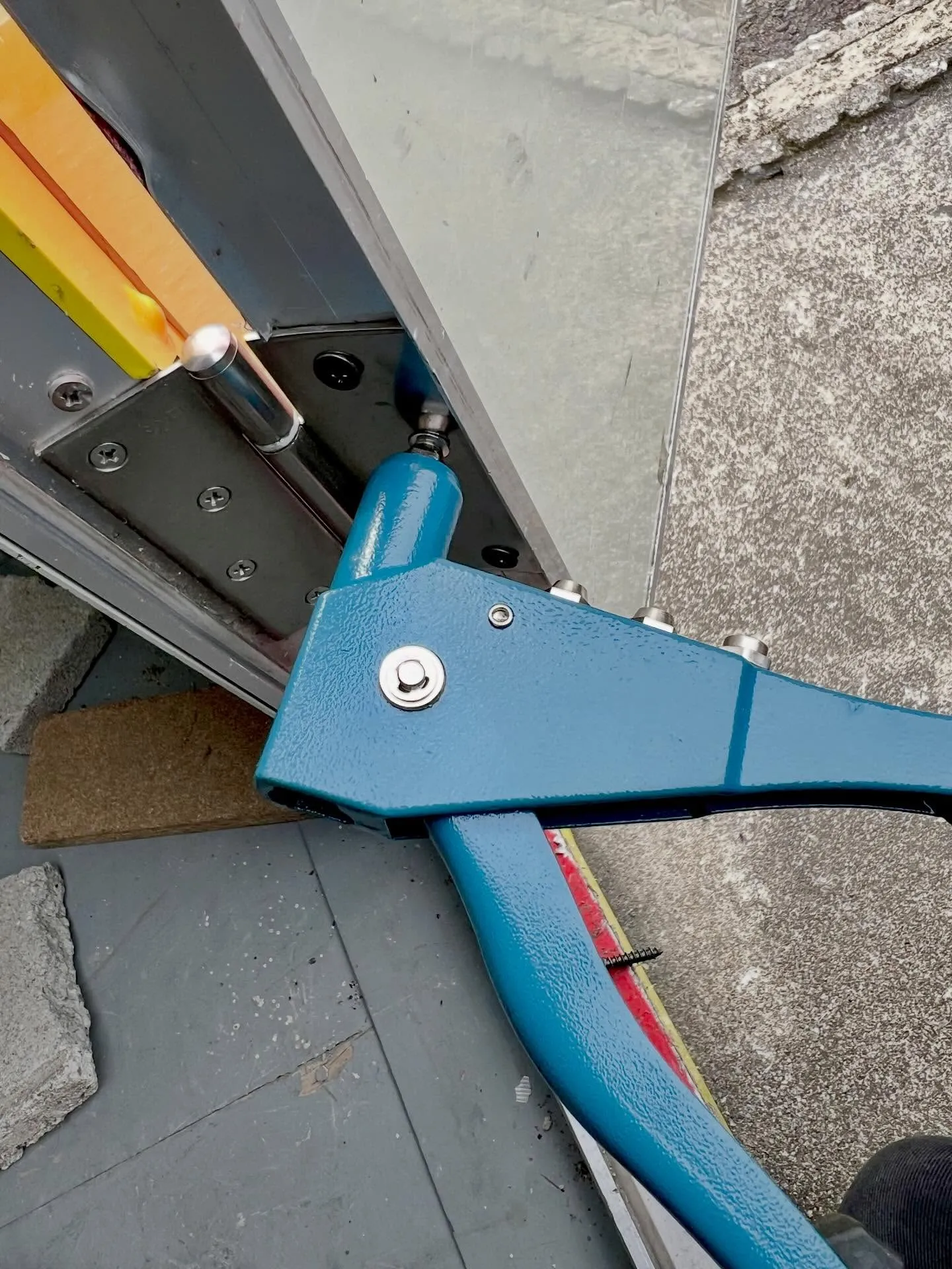 【ドア蝶番のネジが再び外れる。