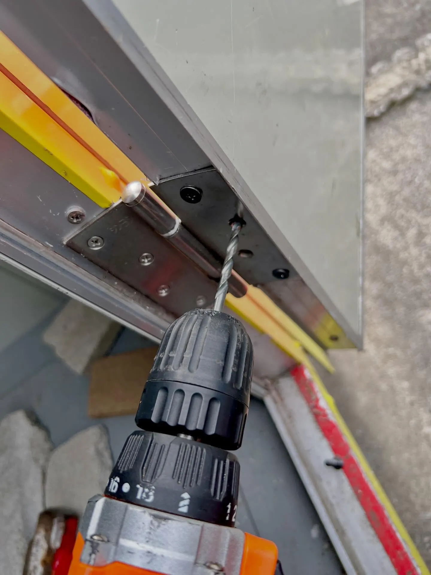 【ドア蝶番のネジが再び外れる。