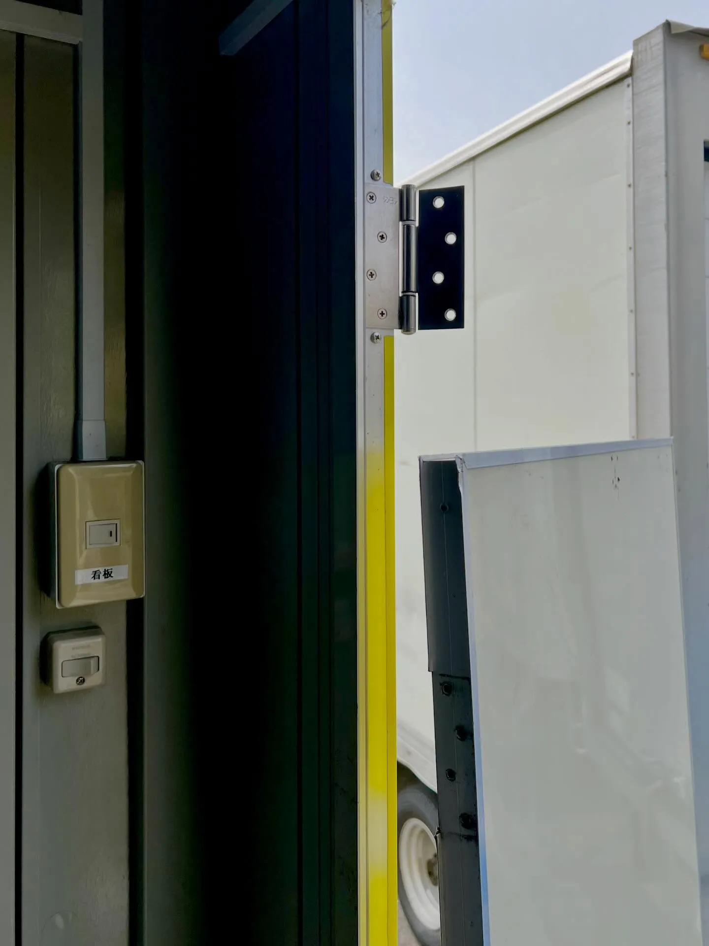 【ドア蝶番のネジが再び外れる。