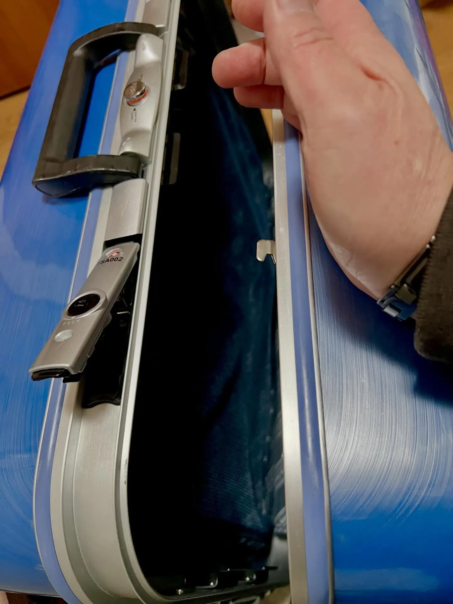 【鍵式スーツケースが突然開かなくなる原因を現場で解明しました...