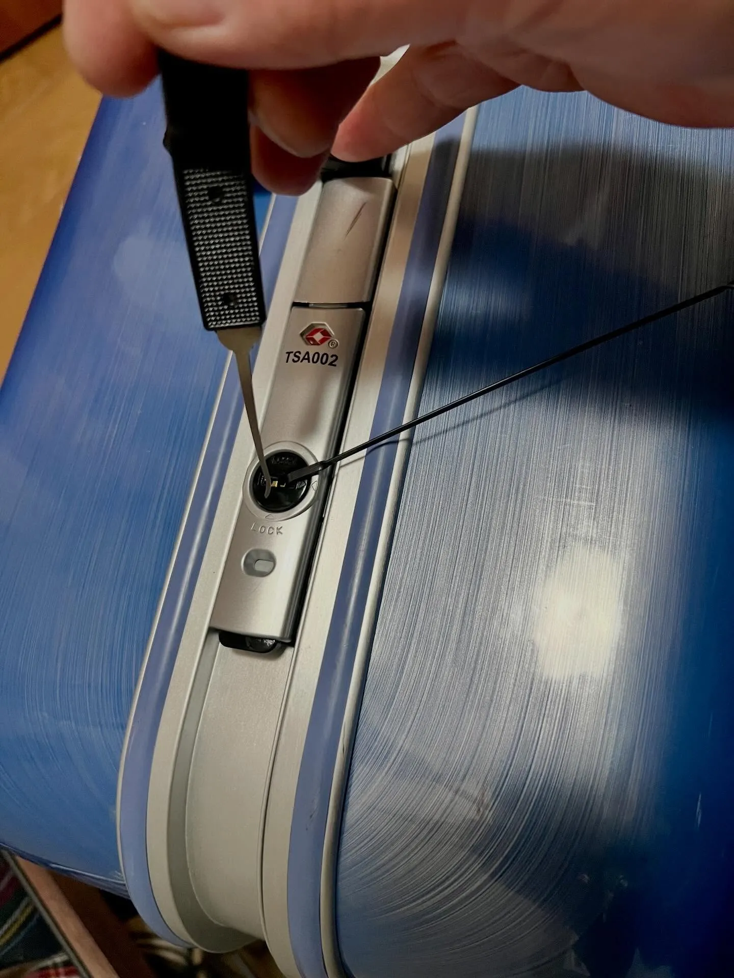 【鍵式スーツケースが突然開かなくなる原因を現場で解明しました...