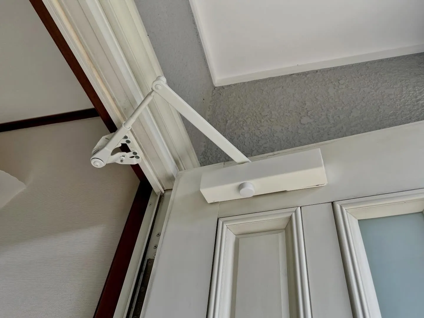 【ドアクローザー不良による急閉問題を安全に解決しました】