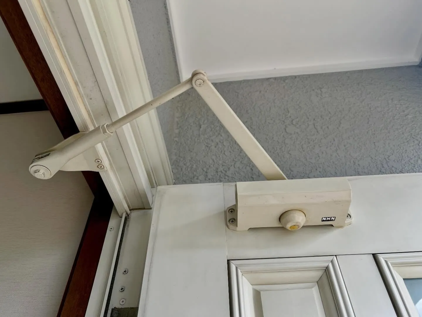 【ドアクローザー不良による急閉問題を安全に解決しました】