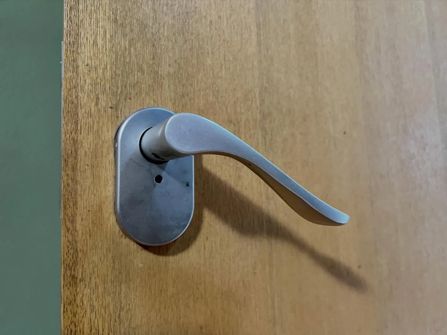 【トイレのドアが勝手に開く原因は？現場で判明した意外な理由】