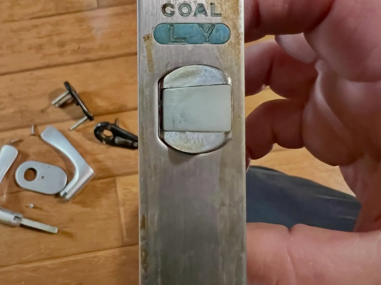 【トイレのドアが勝手に開く原因は？現場で判明した意外な理由】