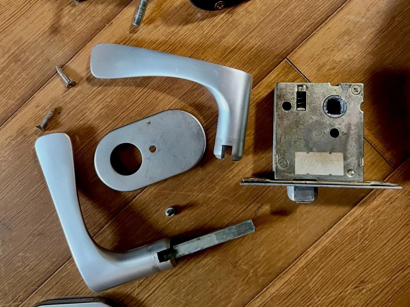 【トイレのドアが勝手に開く原因は？現場で判明した意外な理由】