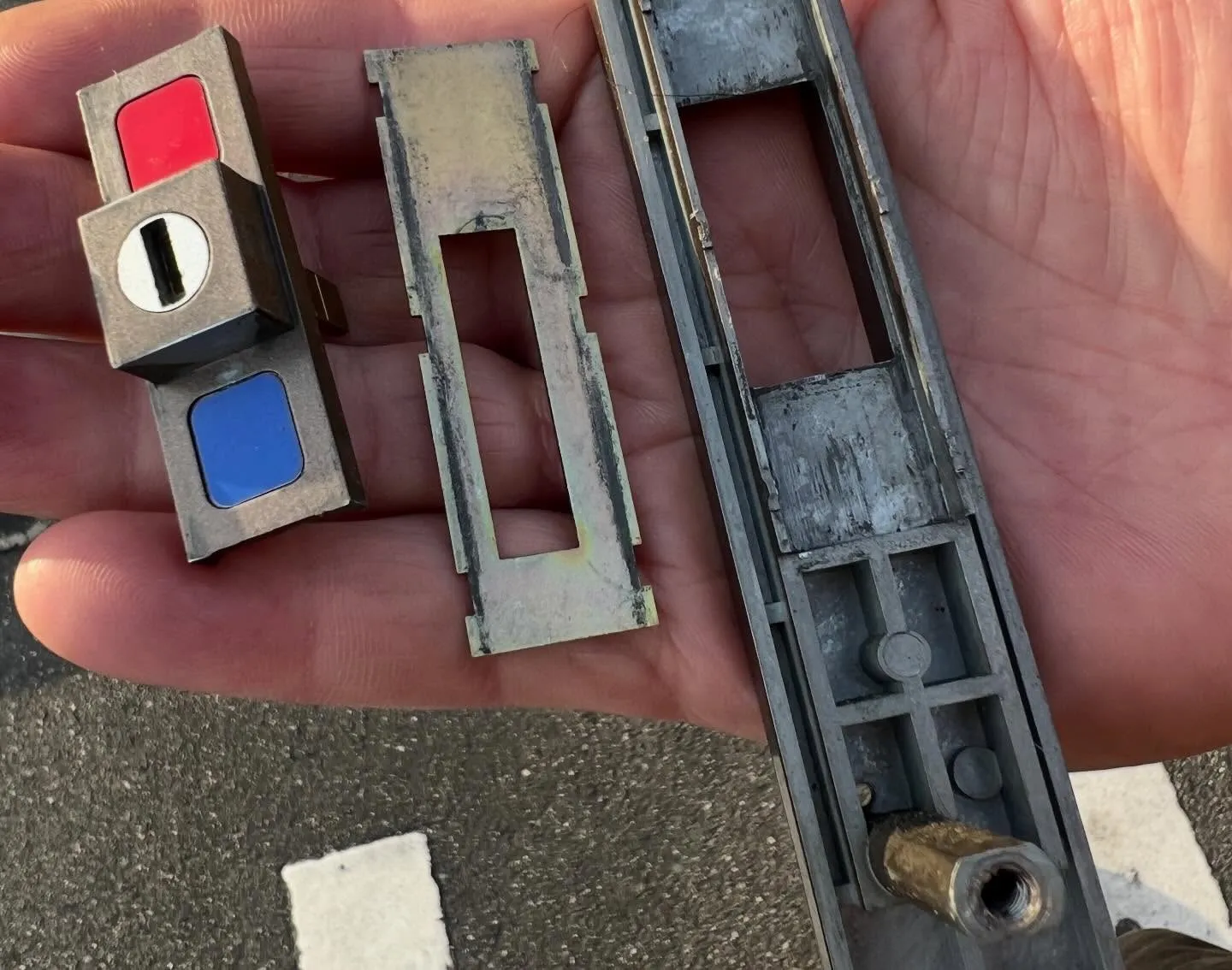 【本日の現場対応、内側から施錠できない引き違い錠の原因と交換...