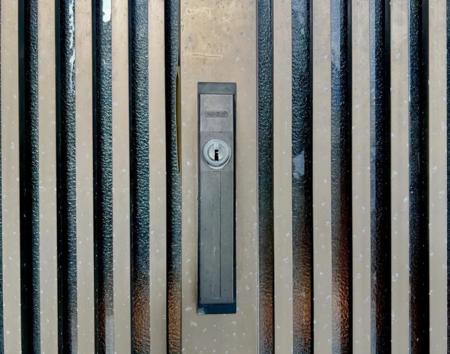 【本日の現場対応、内側から施錠できない引き違い錠の原因と交換...