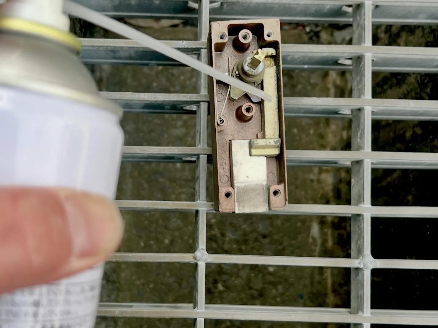 【門扉の鍵が閉まらない…現場で判明した原因と対応】