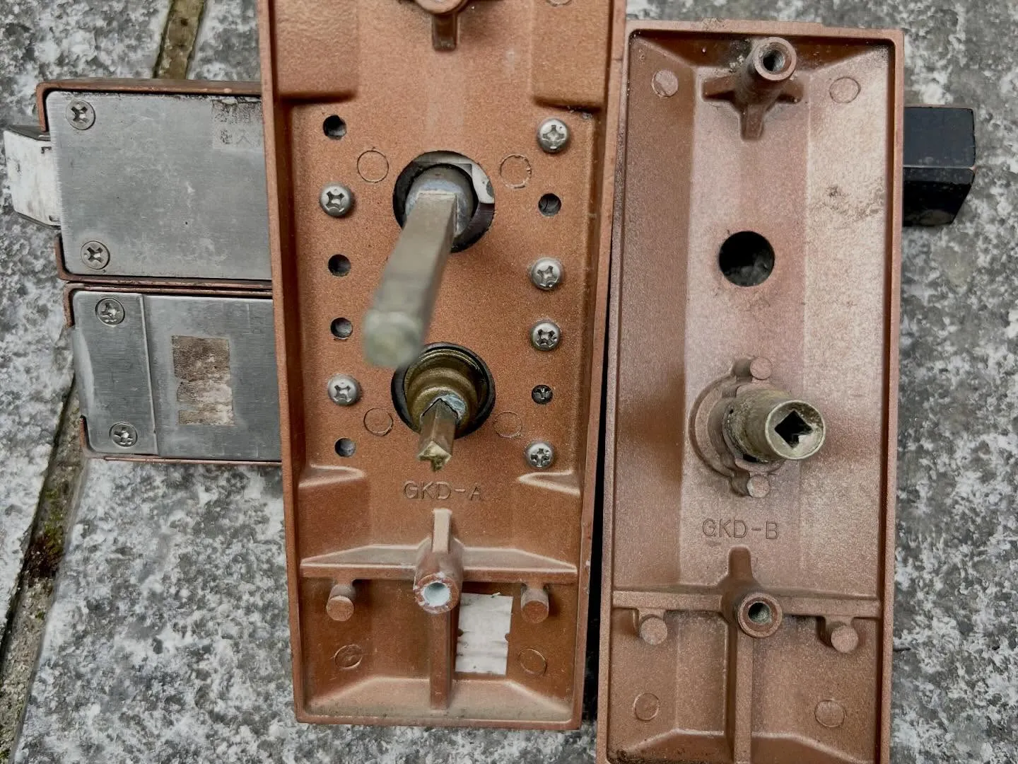 【門扉の鍵が閉まらない…現場で判明した原因と対応】