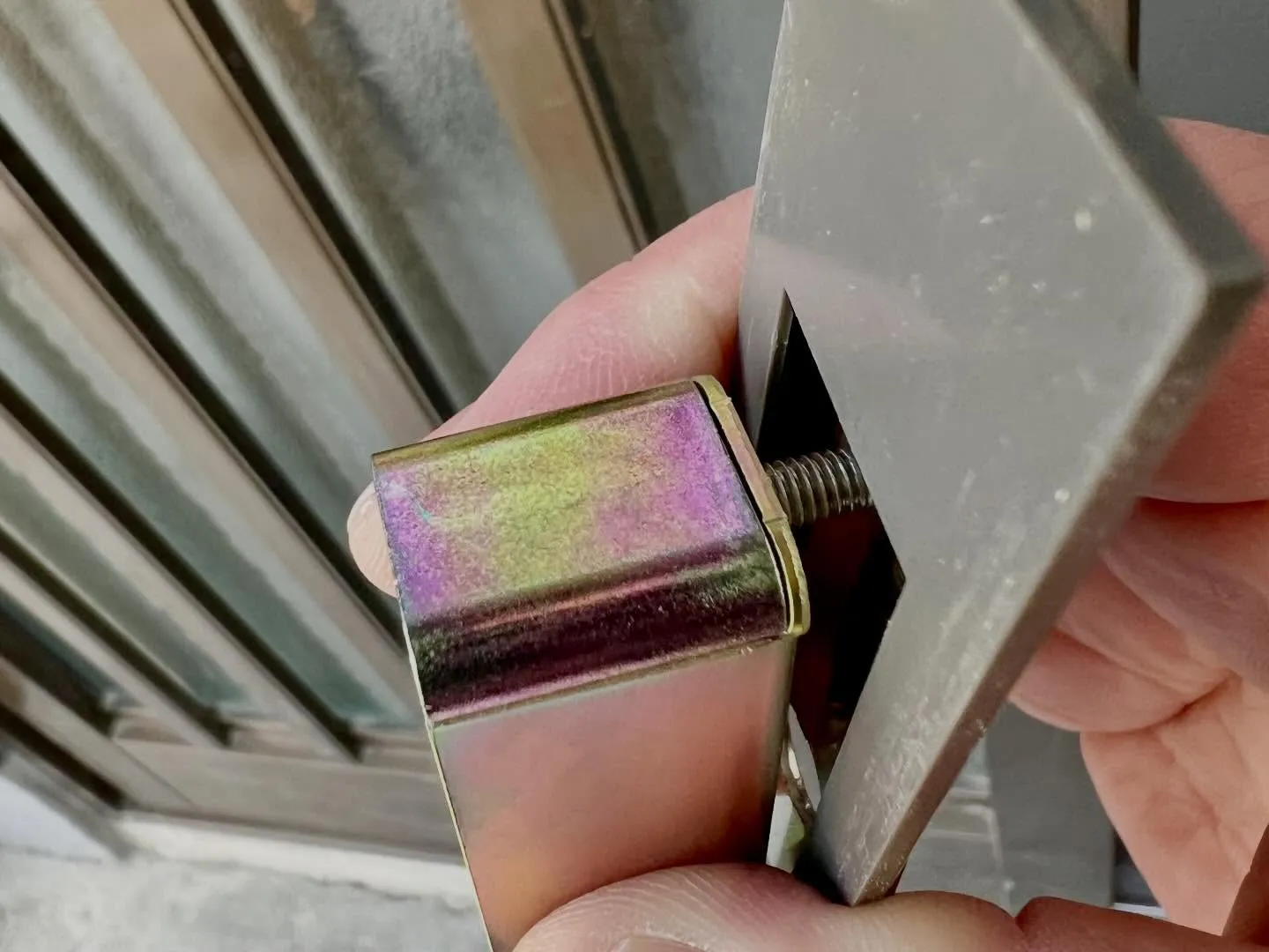 【現場レポート】引戸錠の誤った取り付けによるトラブル対応