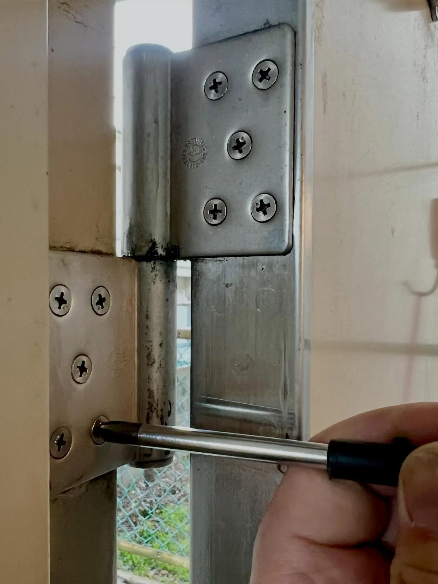 【鍵のツマミが固い原因はドアの下がりでした|トラブル解決レポ...