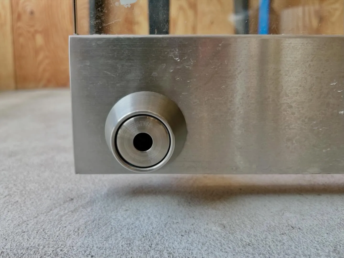 【ガラス扉が完全に動かない原因は足元でした。