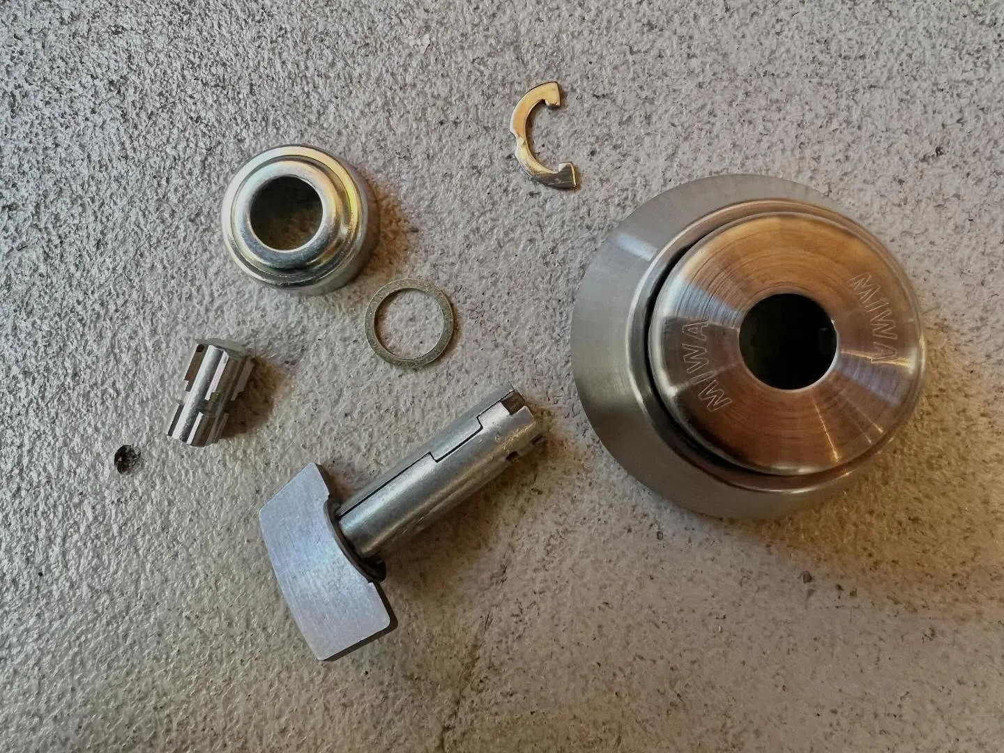 【ガラス扉が完全に動かない原因は足元でした。