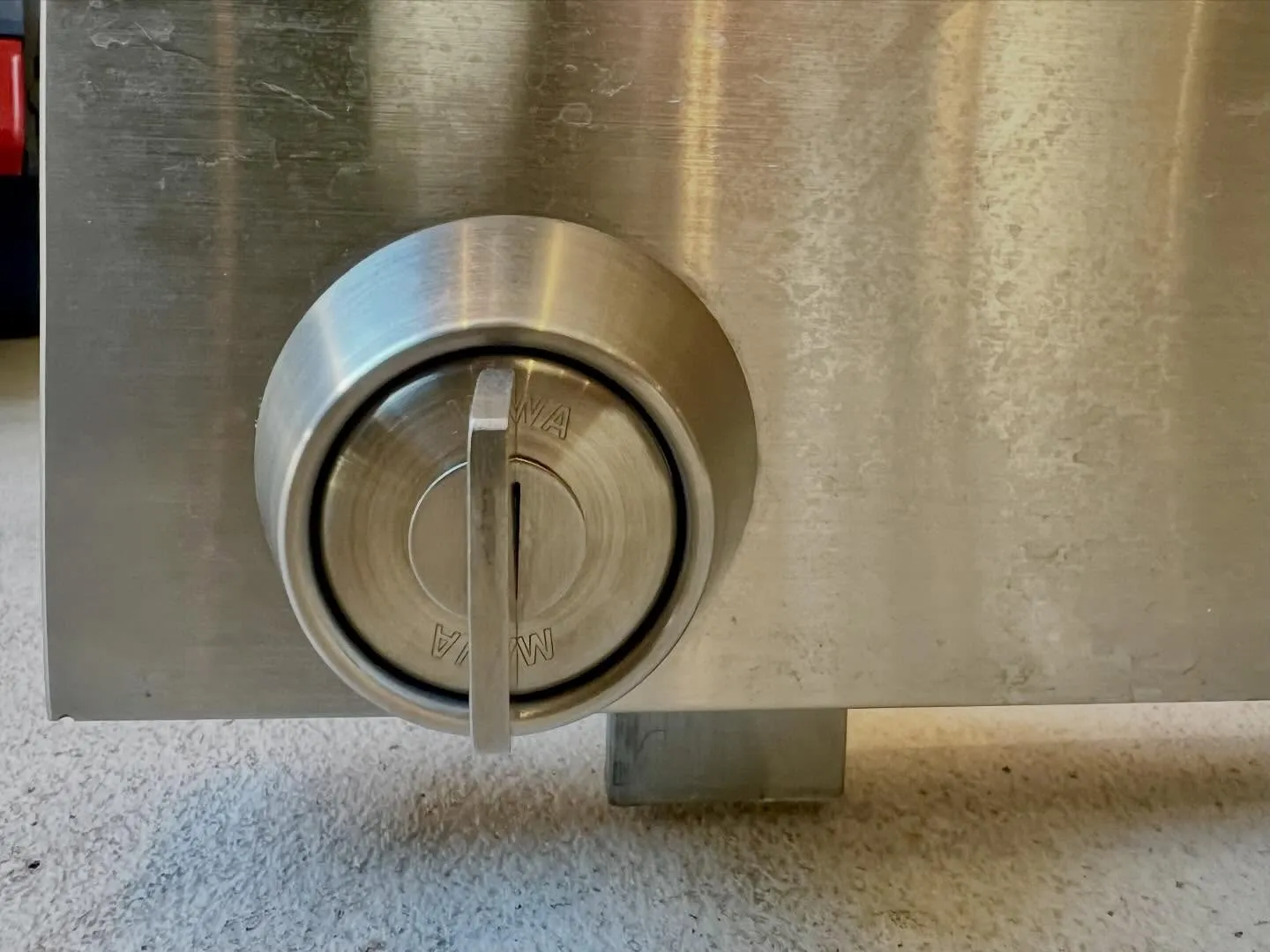 【ガラス扉が完全に動かない原因は足元でした。