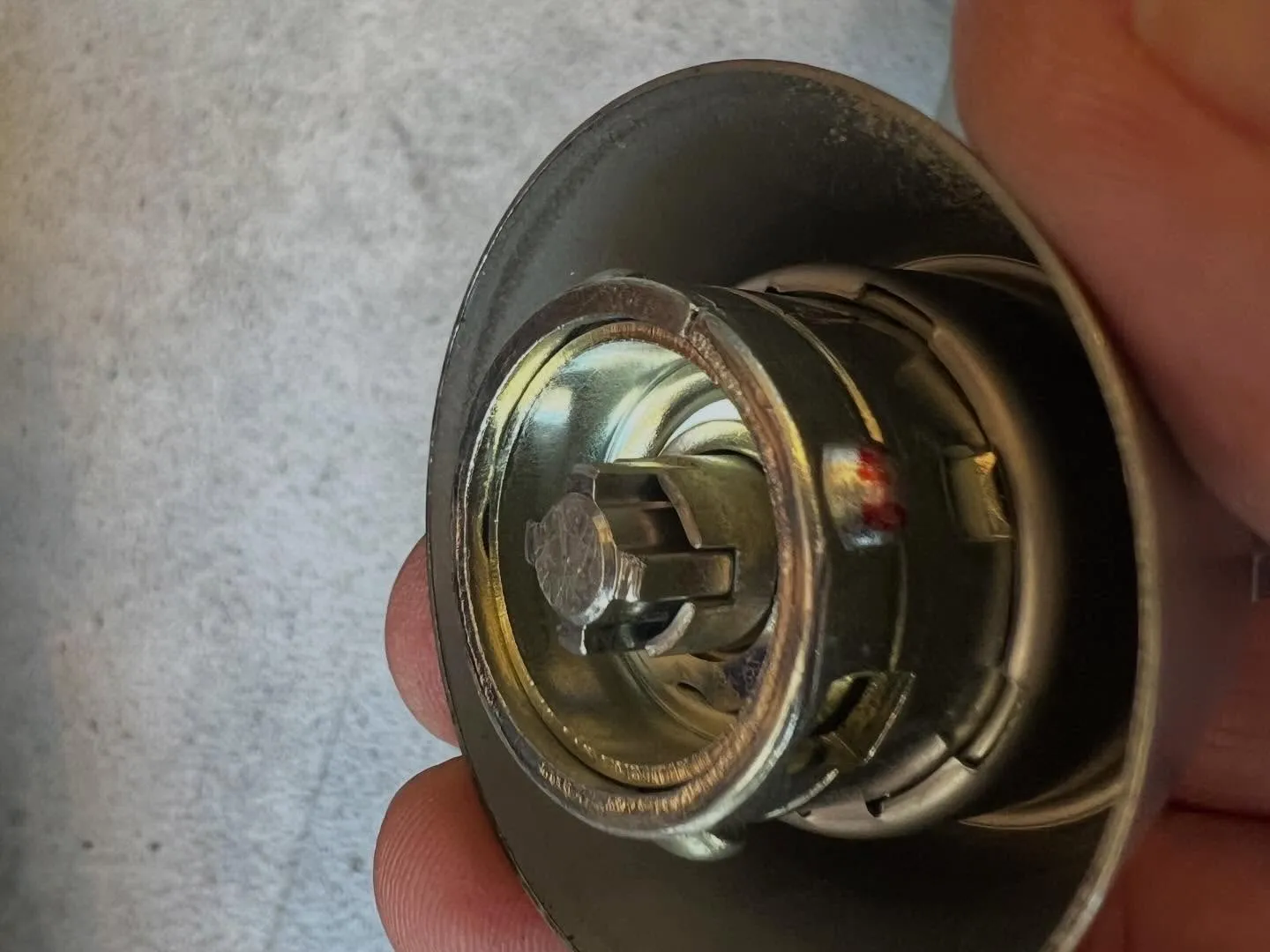 【ガラス扉が完全に動かない原因は足元でした。