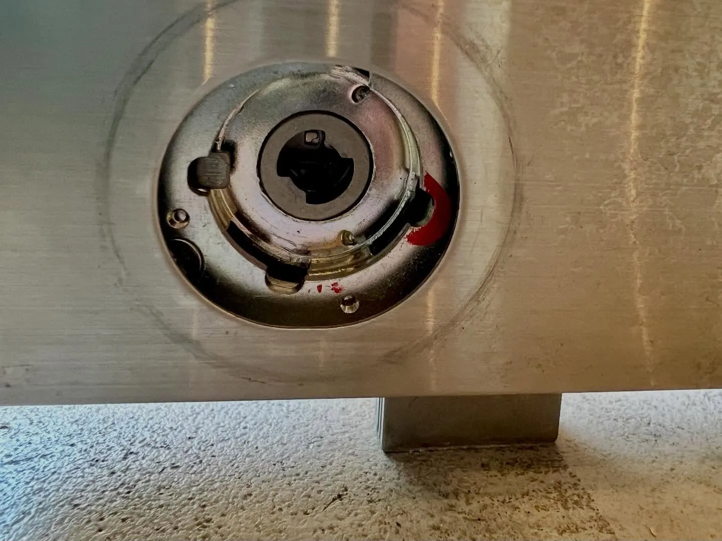 【ガラス扉が完全に動かない原因は足元でした。