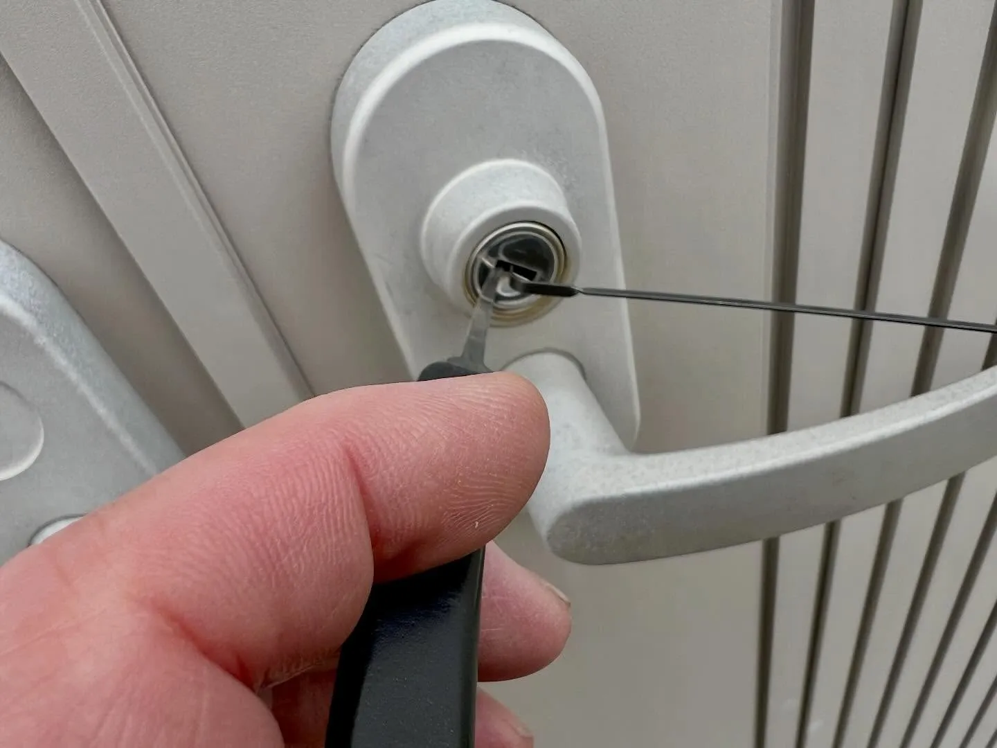 【高所の設備扉の鍵紛失…安全第一で無事解錠しました】