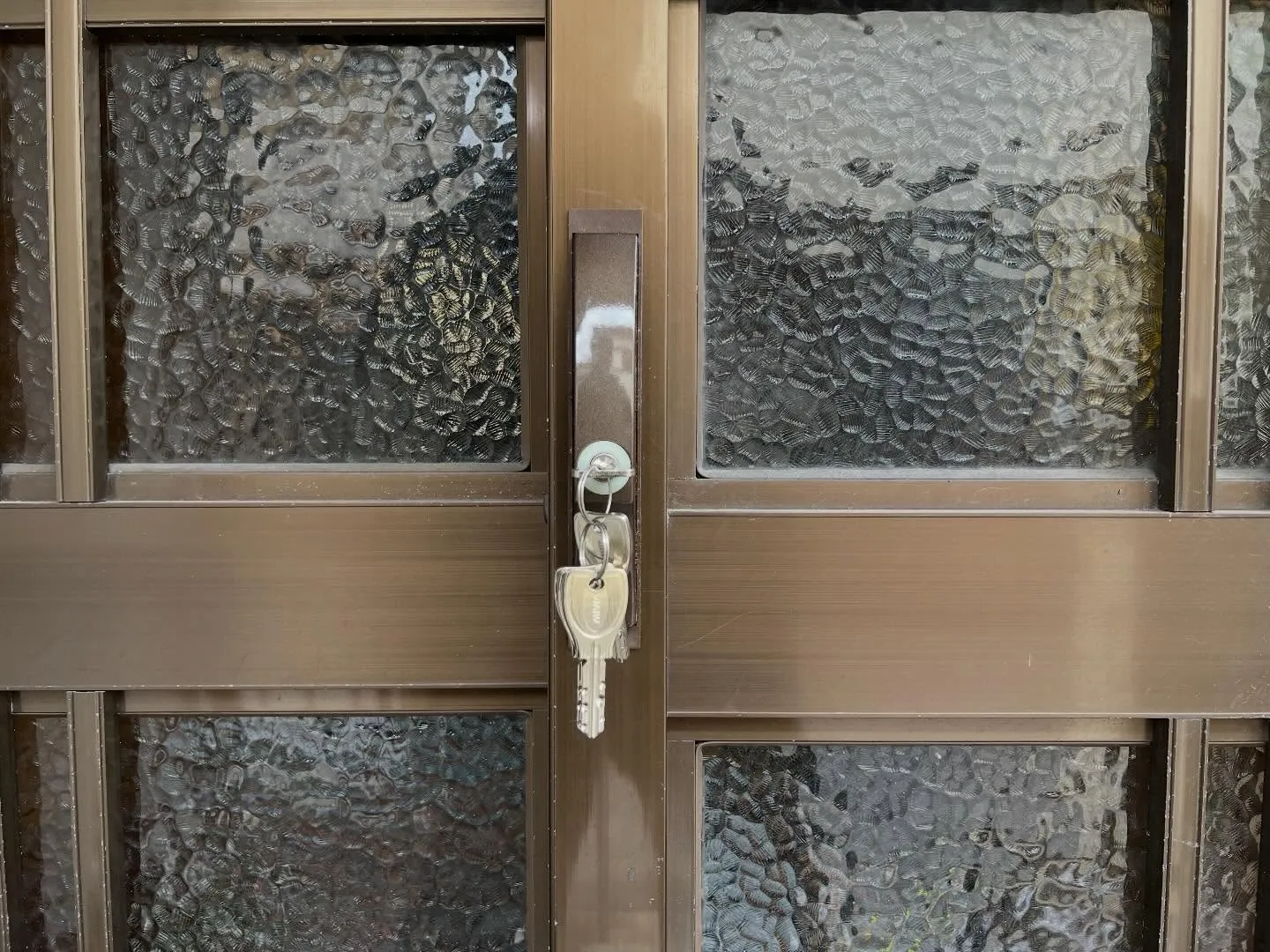 【40年以上前の引戸でも対応可能|廃盤錠前を真ん中に新規取付...