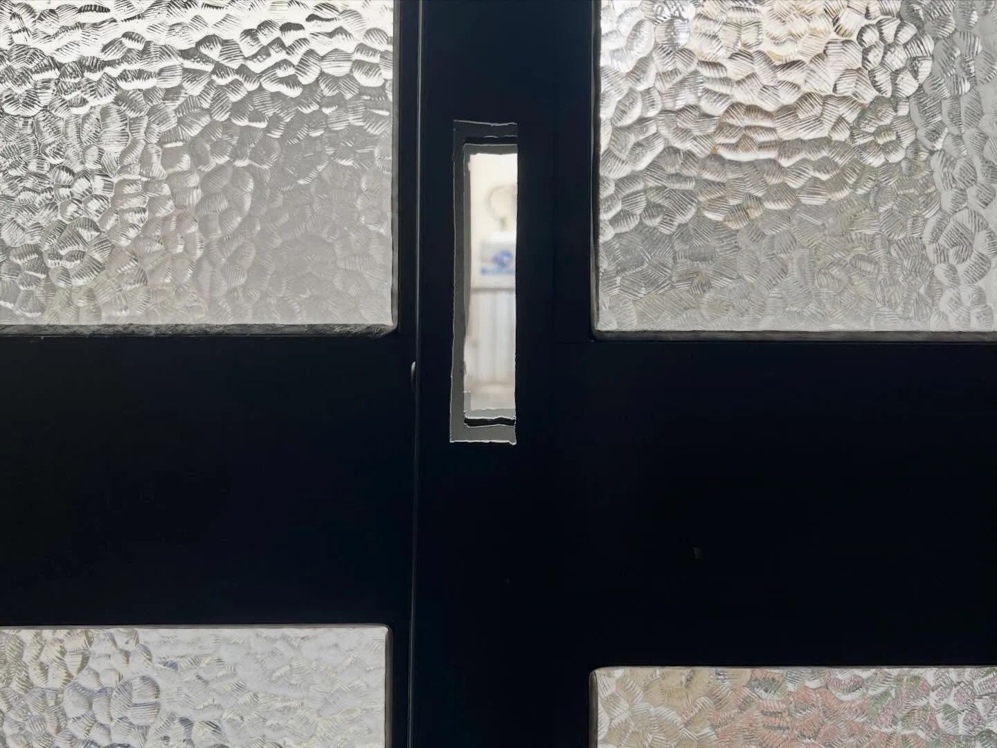 【40年以上前の引戸でも対応可能|廃盤錠前を真ん中に新規取付...