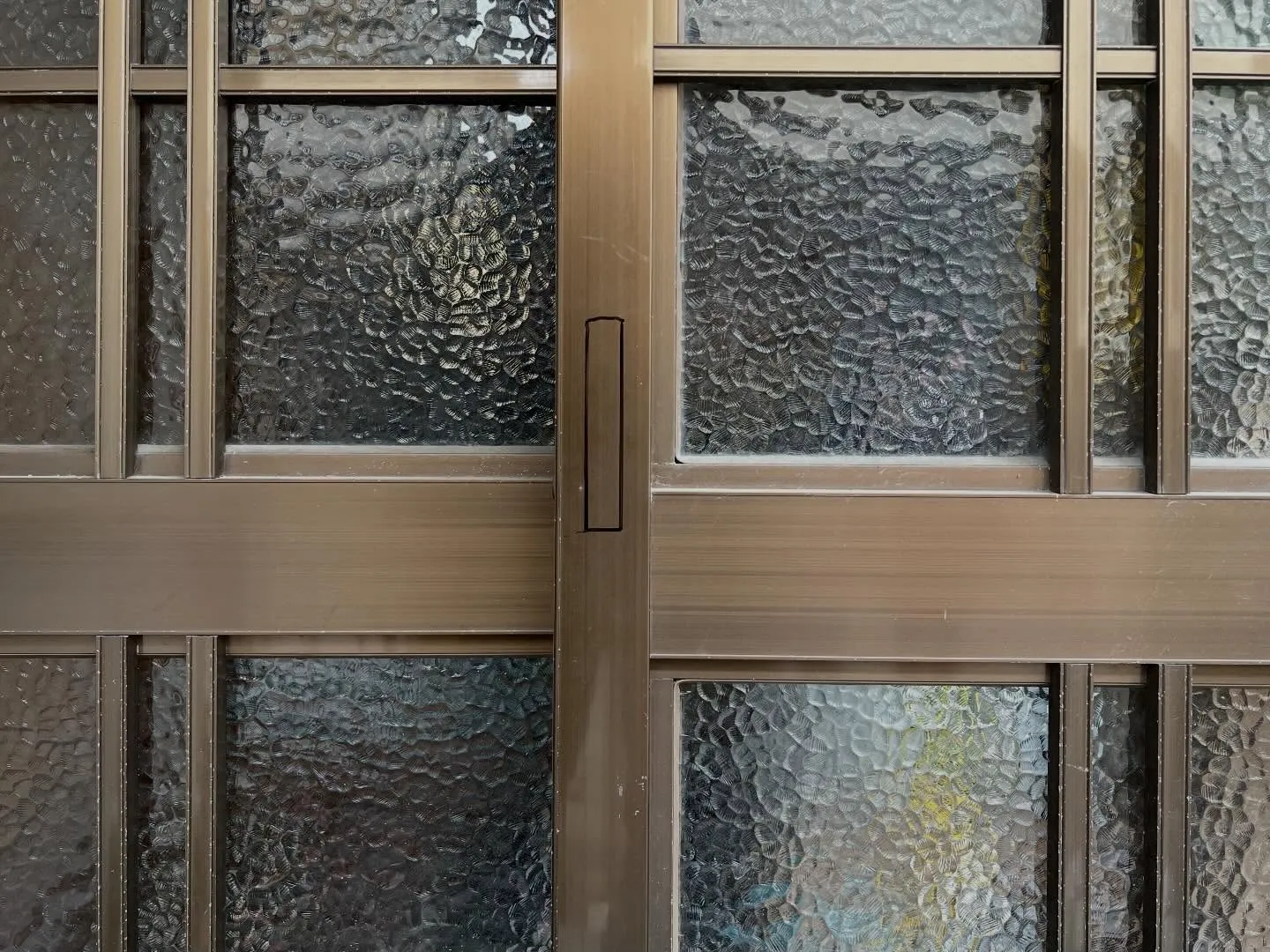 【40年以上前の引戸でも対応可能|廃盤錠前を真ん中に新規取付...