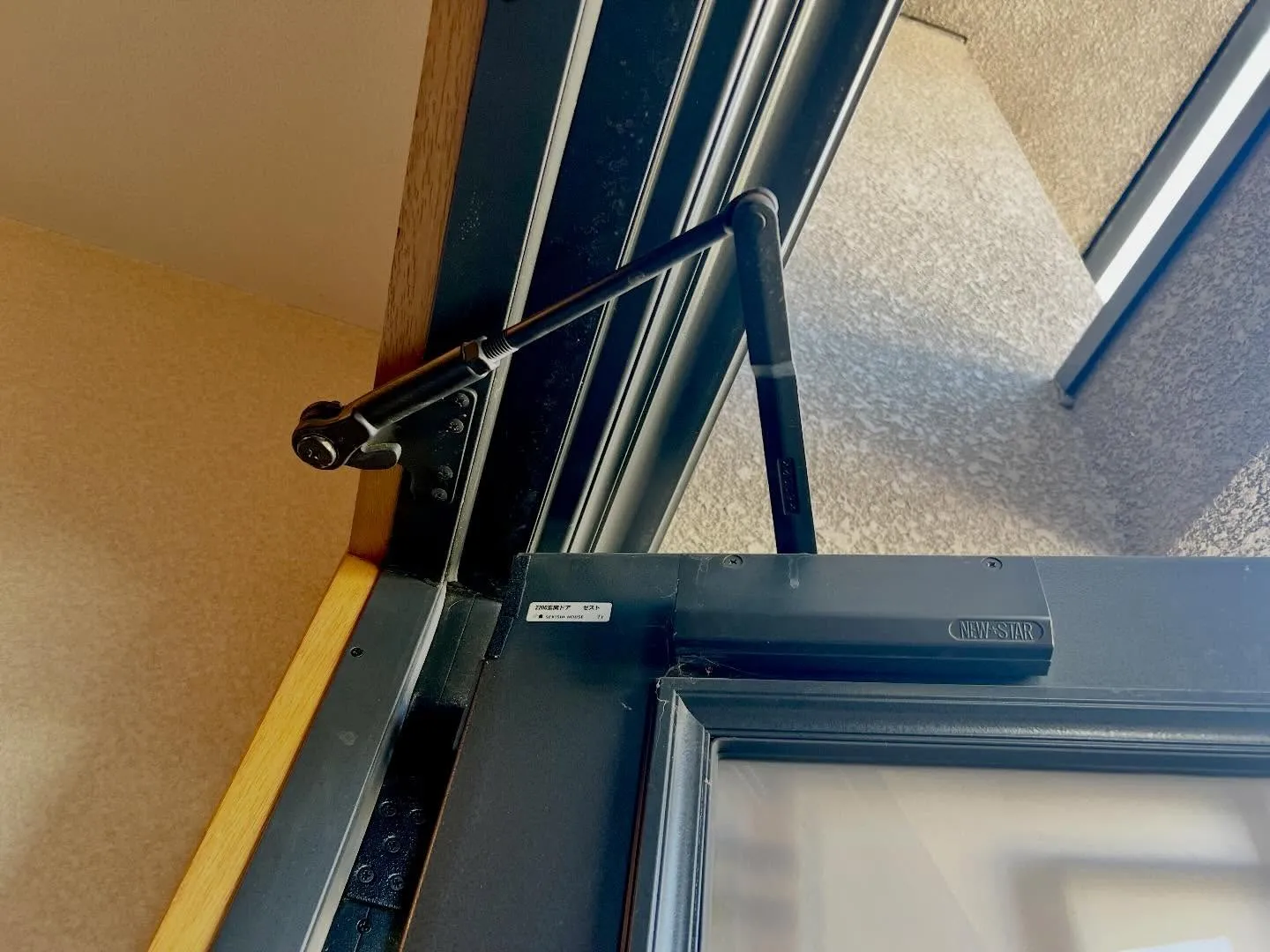 【ドアクローザーのアームが外れ、部品が落下したとのご相談】