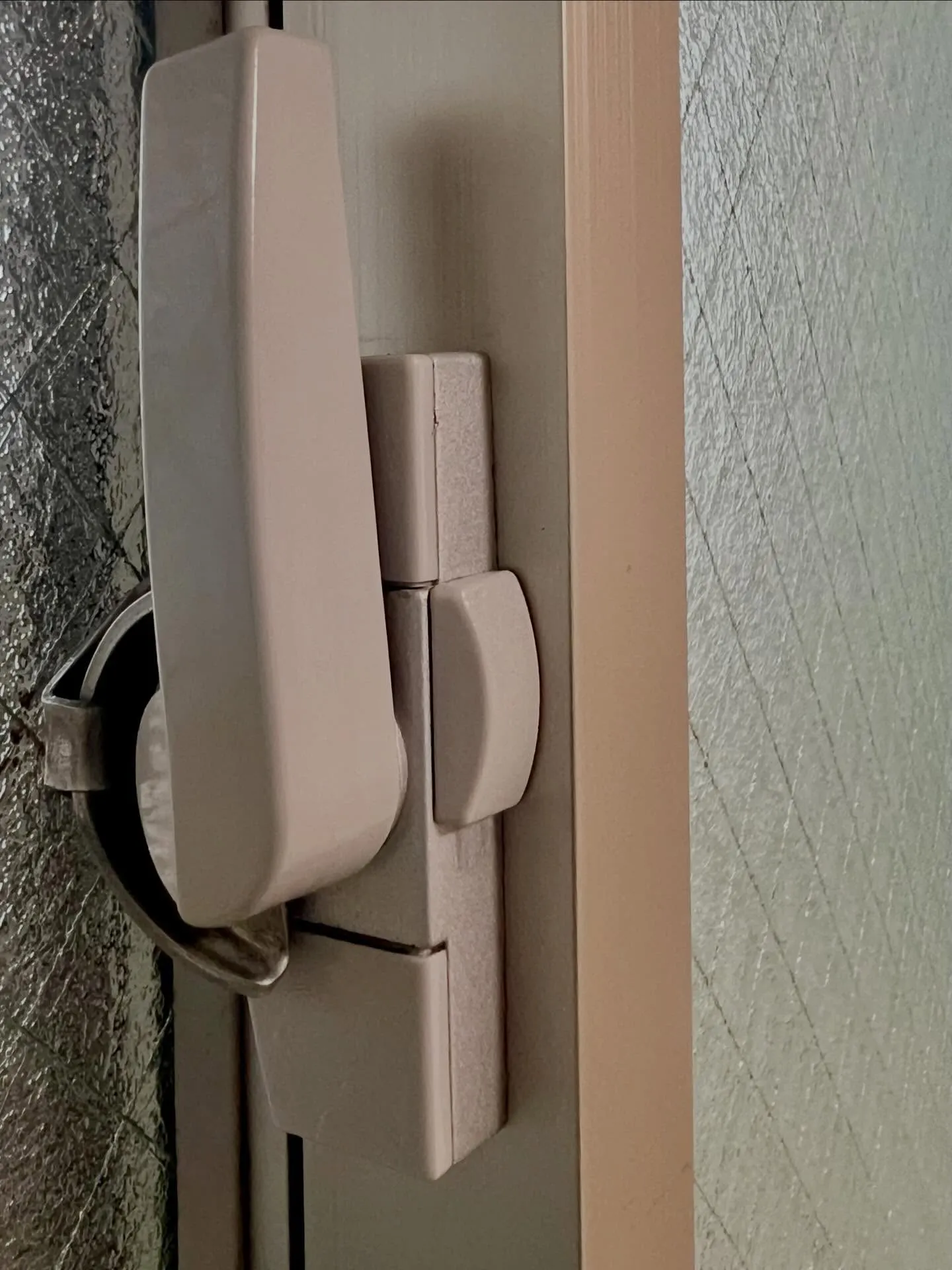 【クレセント錠のがたつき…実はネジの緩みでした】