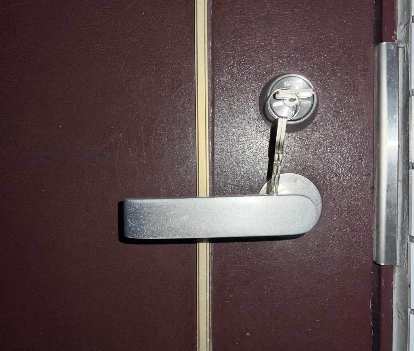 【管理会社様からのご依頼|潰れたネジと難作業のシリンダー交換...