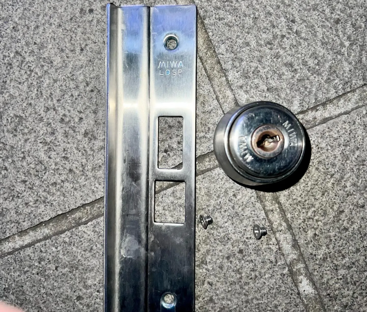 【管理会社様からのご依頼|潰れたネジと難作業のシリンダー交換...