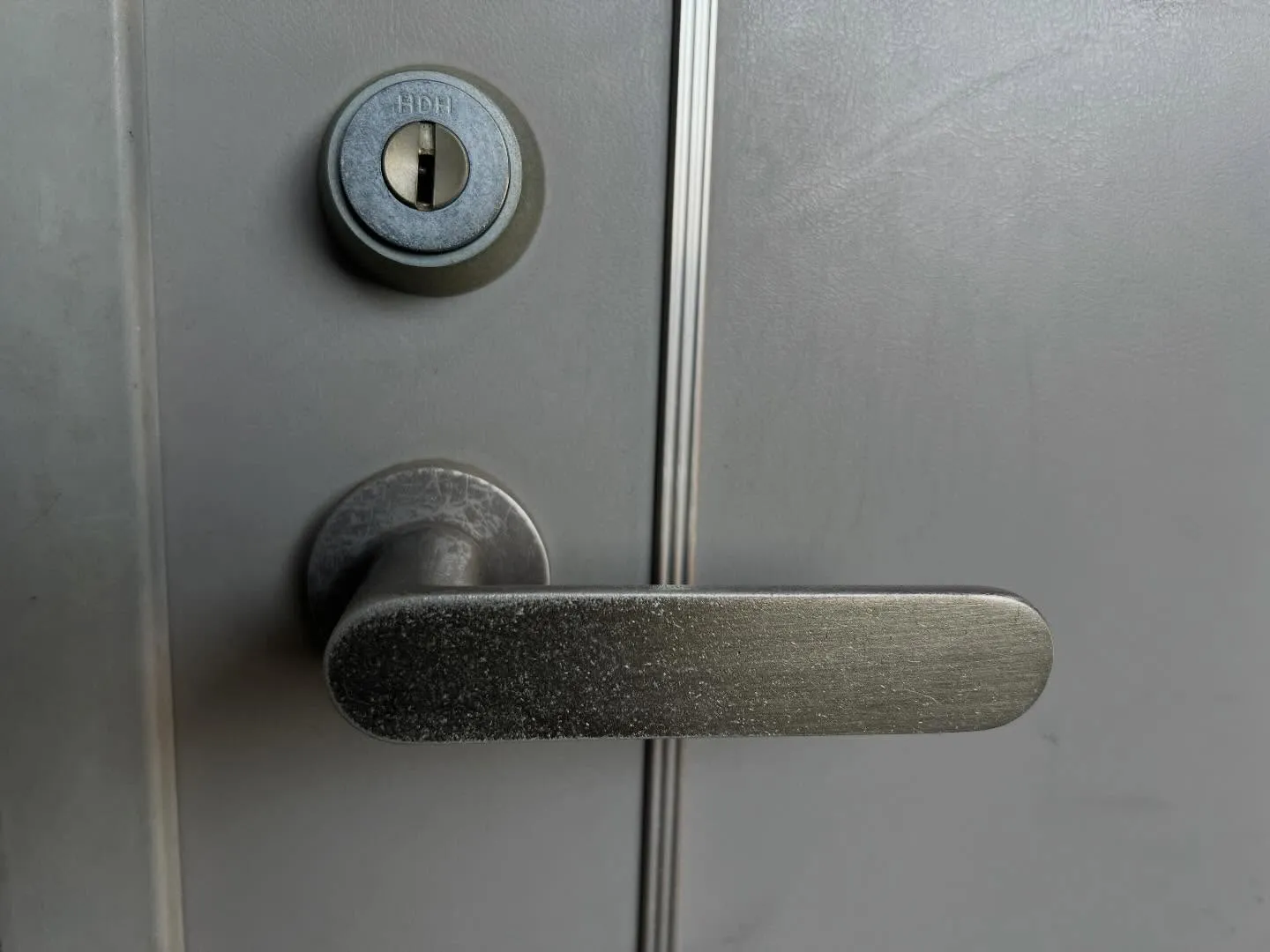 【中古物件の鍵交換で防犯性と操作性を整える】