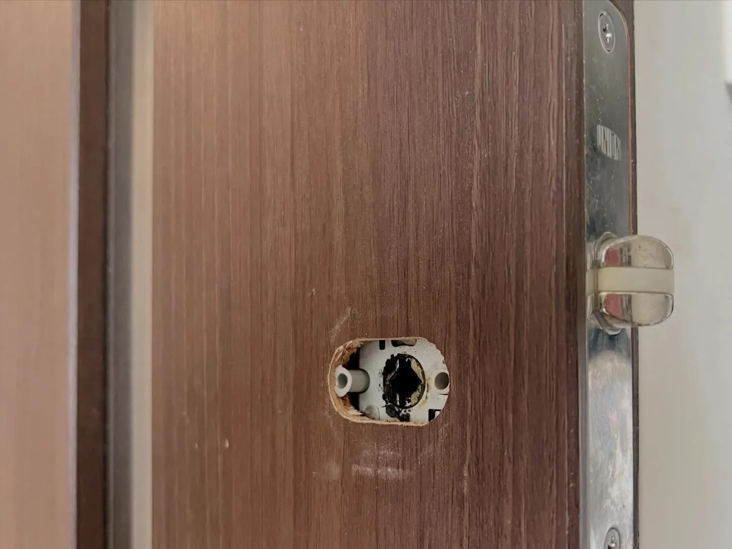 「部品供給終了の室内錠を、現場判断で確実に復旧」