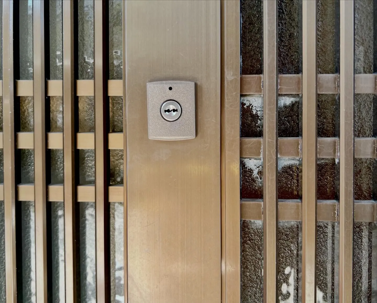 【玄関引戸の錠前が固くなった原因を正確に診断し、最適な交換方...