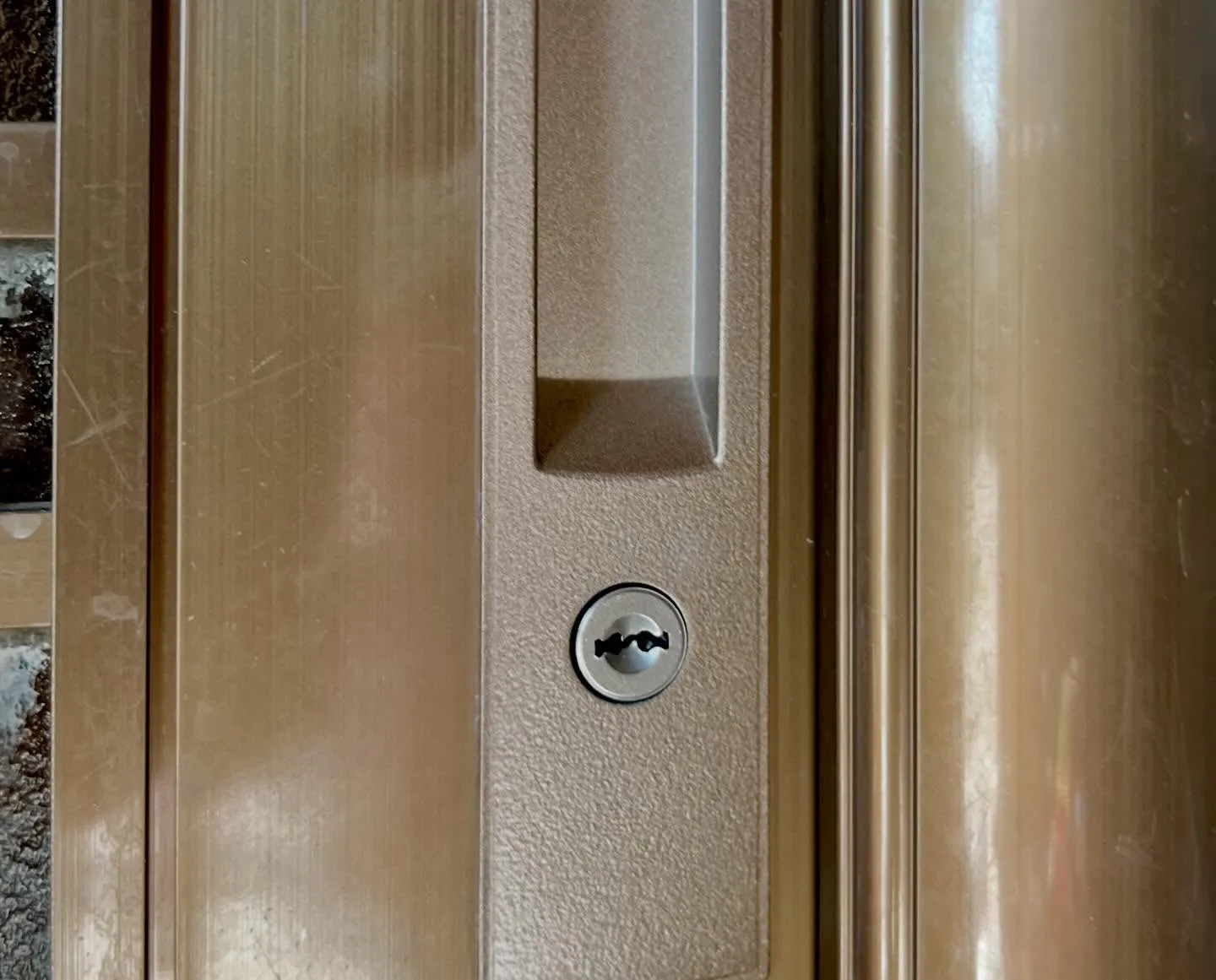 【玄関引戸の錠前が固くなった原因を正確に診断し、最適な交換方...